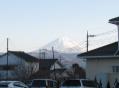 駐車場の彼方に冬の富士