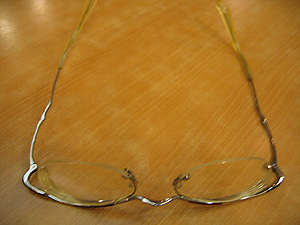 Ｈ氏の眼鏡。今村に殴られ破損したこともあった