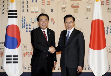 日韓首脳会談を前に握手する、韓国の李明博大統領（右）と野田首相＝１９日午前、ソウルの青瓦台