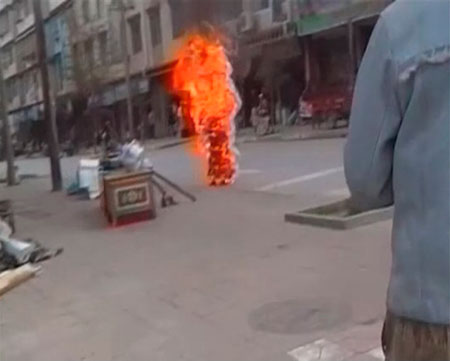 捨て身の抗議　四川省では中国政府の圧政に抗議する僧侶や尼僧の焼身自殺が多発（11月3日）