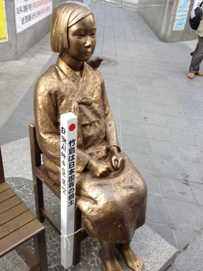 新政党・新風代表鈴木信行氏が堂々と韓国に攻め込み慰安婦像に竹島は日本の領土だと主張する杭を縛り付け、その行動の一部始終をニコ生にて生中継を行いました