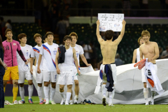 実際に朴鍾佑（パク・ジョンウ）が「独島はわれわれの領土」と書かれた紙をチームメイト達に見せつけた際、韓国選手たちは満面の笑みで出迎えていた。