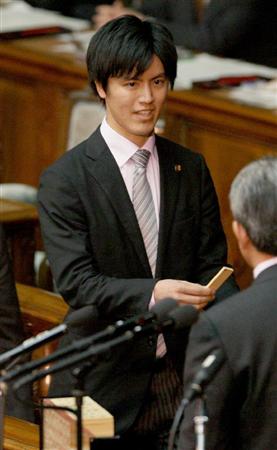 菅内閣不信任決議案に賛成し、民主党を除籍された無所属の横粂勝仁衆院議員