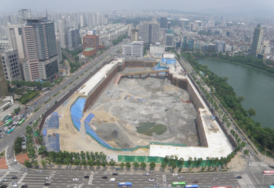 韓国ソウルの「第２ロッテワールド」建築中の画像