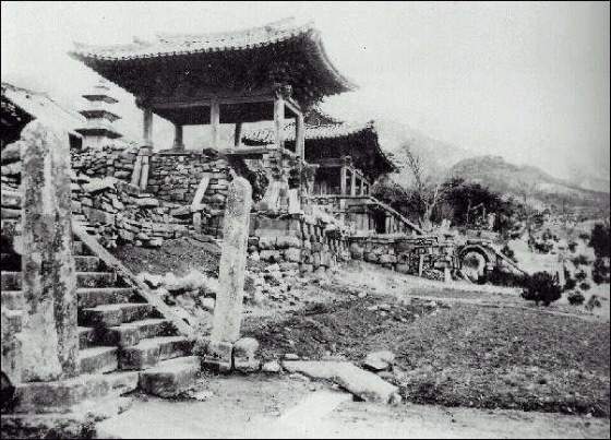 日本政府の予算によって朝鮮総督府は、李氏朝鮮によって弾圧され、打ち捨てられていた寺社を修理した。