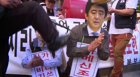 韓国の反日動画にネット民激しい怒り～安倍首相と産経支局長に土下座させ足蹴にするパフォーマンス