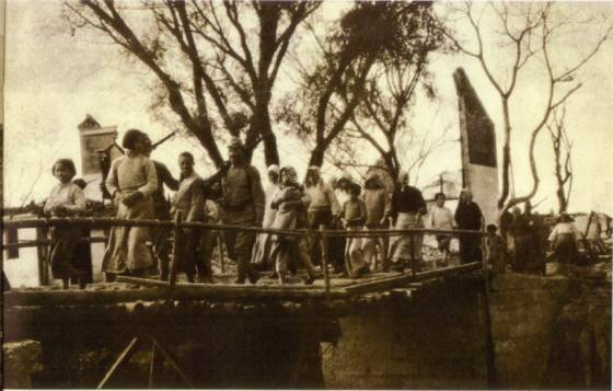 我が兵士に護られて野良仕事より部落へかえる日の丸部落の女子供の群　『アサヒグラフ』1937年11月10日号