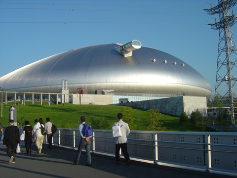 青空の下、札幌ドーム(2010.05.22)