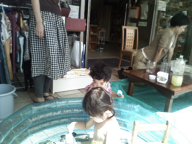 水遊び　子供　すっぽんぽん 