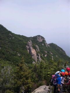 山頂から岩場