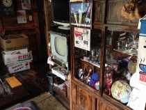古いテレビと戸棚