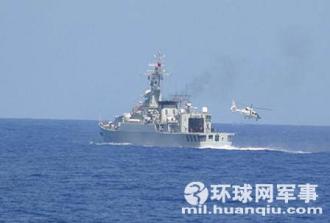 4月22日日本軍方公#20296;跟蹤拍攝中國海軍艦艇編隊，直9艦載直升機從541號導彈護衛艦起飛