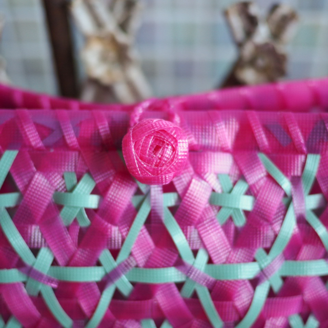 クリアピンクと青磁色。日本製のＰＰバンドで作った花まる編みのプラかご