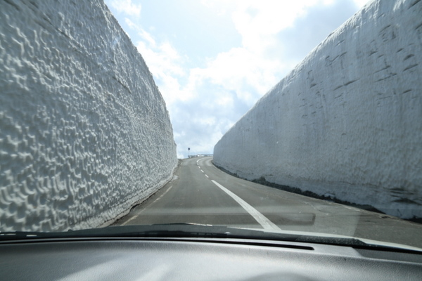 蔵王エコーライン・雪の壁