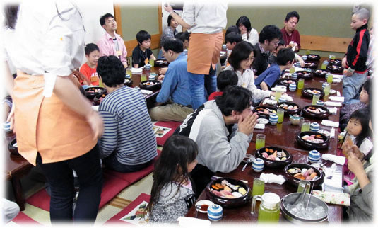 2012-04-30 親子ゲーム会：食事風景