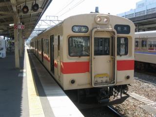 和歌山線105系。103系時代の運転台をそのまま使用している。