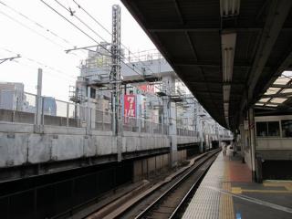 神田駅のホーム脇で続く橋脚の工事
