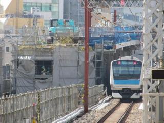 秋葉原駅の南側に出現した重層高架へのアプローチ部。