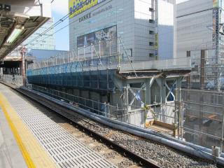 秋葉原駅ホーム脇の佐久間架道橋は二重高架に向けて持ち上げられた。