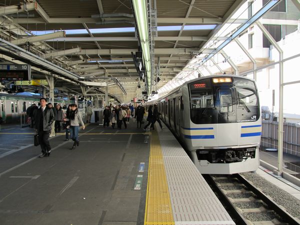 上り10番線に停車中の横須賀線E217系。E217系の機器更新も順調に進行中である。