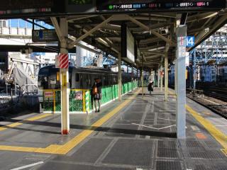 下り9番線停止位置変更前のホーム東京方。
